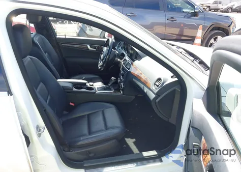 2014 Mercedes-Benz C 300 Sport 4Matic z USA, uszkodzony, nr VIN WDDGF8AB2ER310266